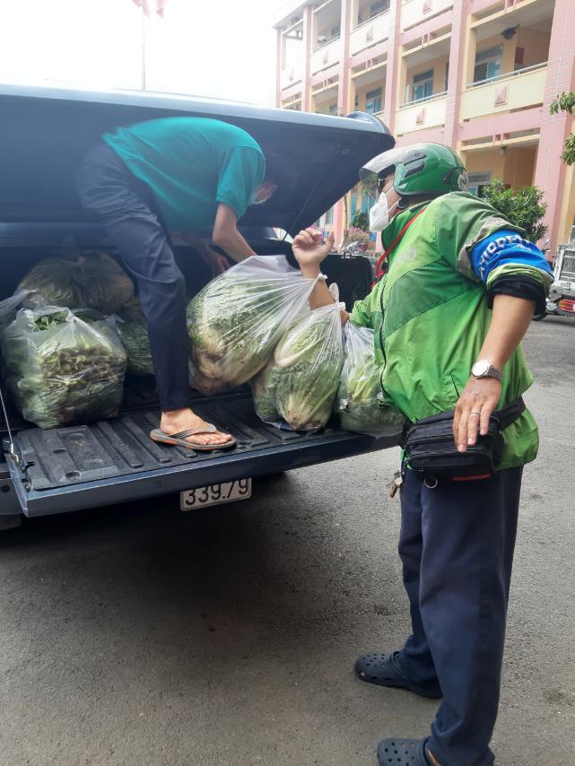 Tặng rau, trứng cho người dân ở địa bàn P.Phước Long A, Phước Long B, chùa Diệu Tràng và UBND các phường Phước Long A, Phước Long B, Phước Bình (ngày 01/09/2021)